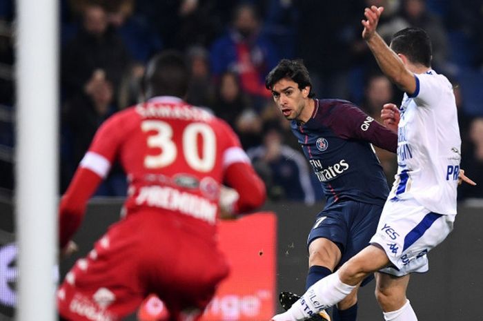 Pemain Paris Saint-Germain, Javier Pastore (tengah), melepaskan tembakan dalam laga Liga Prancis kontra Troyes di Stadion Parc des Princes, Paris, pada 29 November 2017.