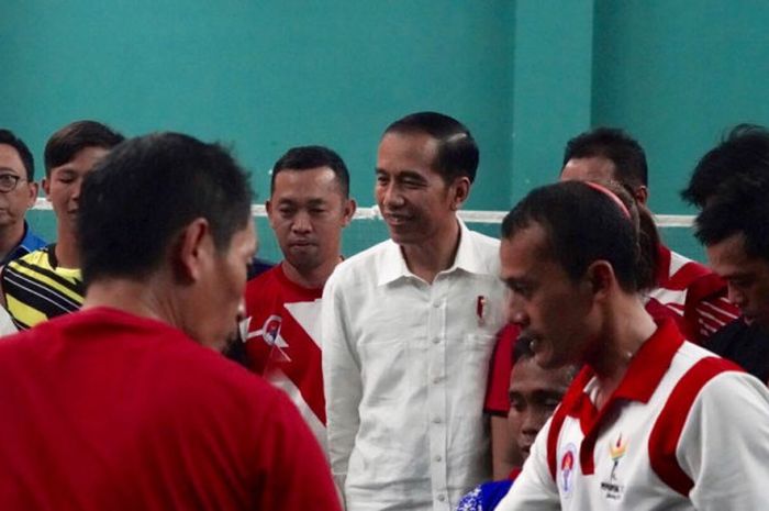 Presiden Joko Widodo meninjau langsung kesiapan para atlet tenis meja dan bulu tangkis yang akan berlaga di Asian Para Games 2018 di Hartono Trade Center, Sukoharjo, Sabtu (15/9/2018)  