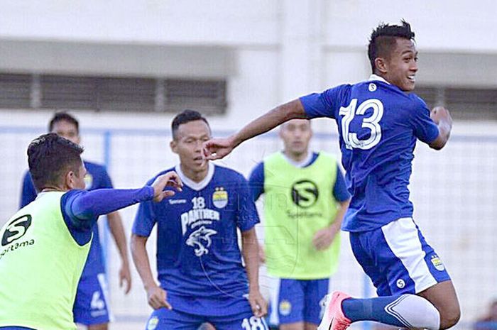 Pemain Persib Bandung berlatih di Lapangan Progresif, Bandung, Rabu (13/9/2017).