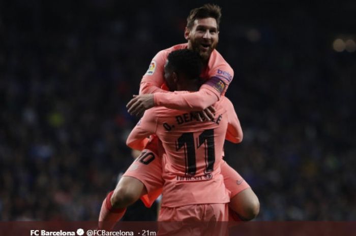 Megabintang FC Barcelona, Lionel Messi, merayakan golnya bersama Ousmane Dembele dalam laga Liga Spanyol melawan Espanyol di Stadion RCDE pada 8 Desember 2018.