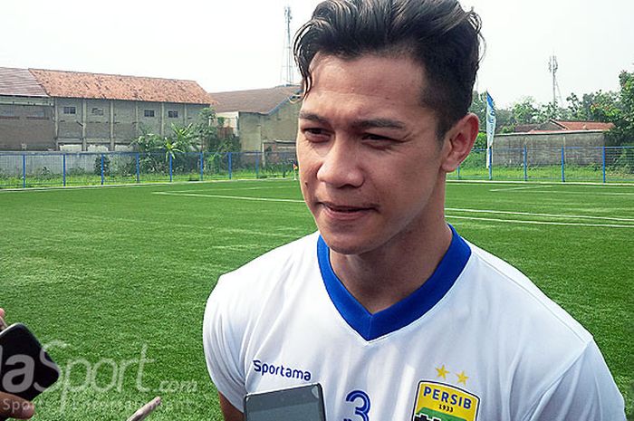 Pemain seleksi Persib Bandung, M. Al Amin Syukur Fisabillah, berbicara  kepada media seusai berlatih di Lapangan Lodaya, Kota Bandung, Rabu (14/3/2018).  