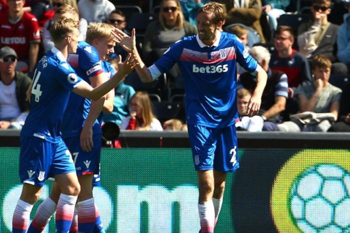 Penyerang Stoke City, Peter Crouch, merayakan gol ke gawang Swansea City, di Stadion Liberty, Swansea, pada ajang Liga Inggris, Minggu (13/5/2018).