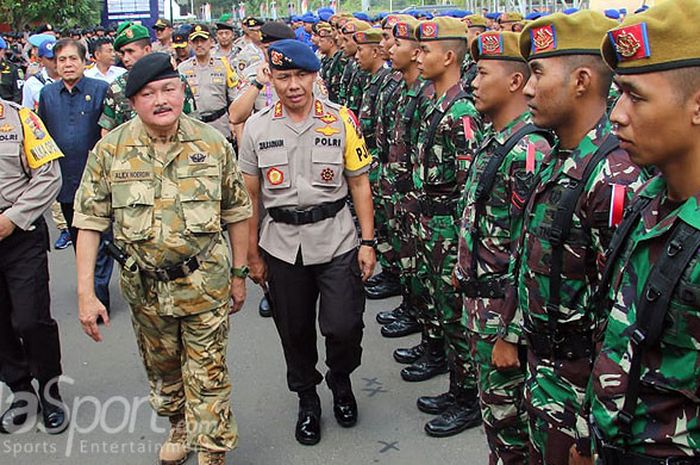 Gubernur Sumsel, Alex Noerdin dan Kapolda Sumsel Irjen Pol Zulkarnain Adinegara didampingi Kapolresta Palembang, Kombes Wahyu Bintono meninjau pasukan pengaman Asian Games 2018 di Jakabaring, Palembang.