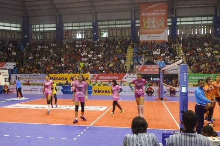 Petrokimia Gresik (kiri) ketika menghadapi Jakarta Popsivo pada laga kedua babak fina four proliga yang digelar di GOR Citra Arena, Sabtu (30/4/2016).