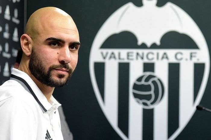 Rekrutan anyar Valencia, Simone Zaza, berpose saat perkenalan resmi di Valencia Sports City, Valencia, pada 16 Januari 2017.