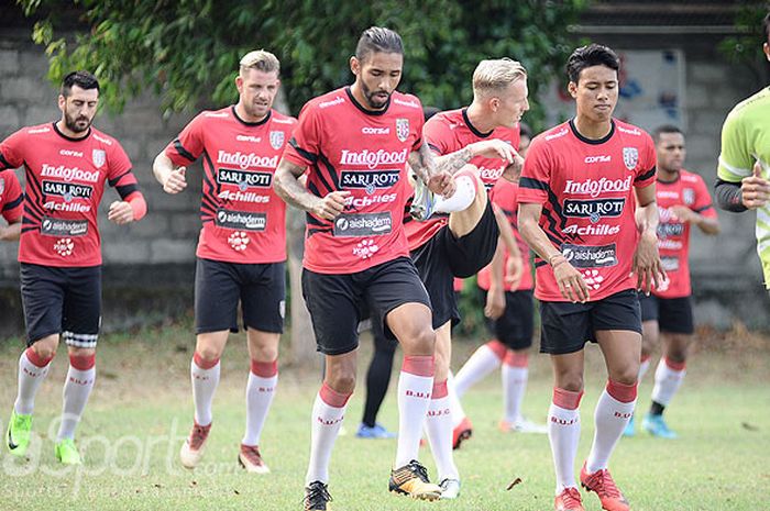 Para pemain Bali United kembali menjalani latihan pasca liburan Lebaran. Latihan berlangsung di Lapangan Trisakti, Rabu (20/6/2018)