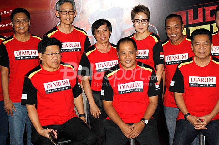 Bupati Karanganyar Juliyatmono (depan tengah) bersama tim Audisi Umum Djarum usai sesi jumpat pers.