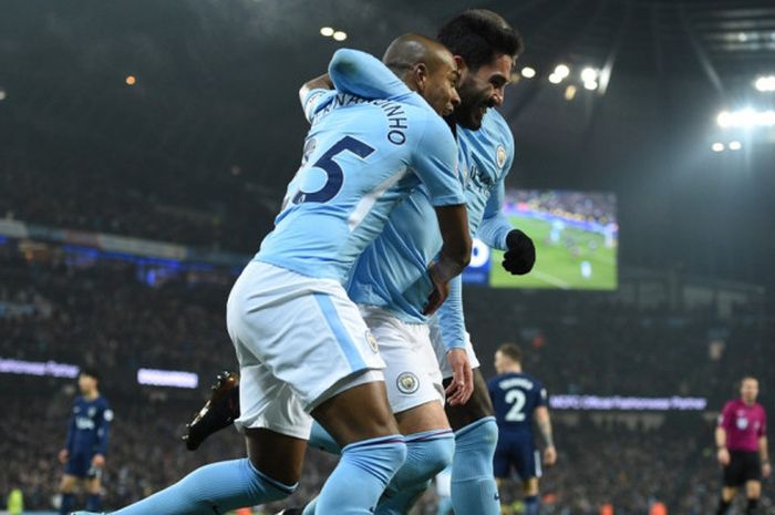 Pemain Manchester City, Ilkay Guendogan, melakukan selebrasi setelah mencetak gol ke gawang Tottenham Hotspur di Stadion Etihad, Sabtu (16/12/2017) waktu setempat.