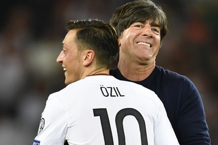        Pelatih tim nasional Jerman, Joachim Loew (kanan), berpelukan dengan gelandang Mesut Oezil seusai menghancurkan Norwegia dengan skor 6-0 dalam lanjutan Kualifikasi Piala Dunia 2018 Grup C di Stadion Mercedez Benz Arena, Stuttgart, Jerman, pada Senin (4/9/2017).       