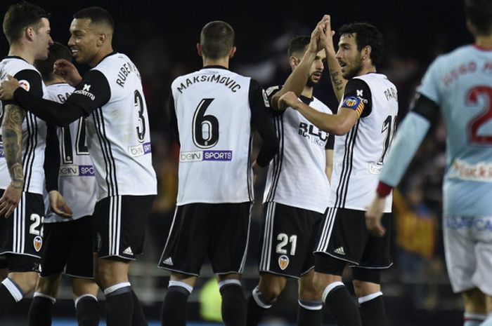 Para pemain Valencia merayakan salah satu gol kemenangan timnya yang berhasil dicetak ke gawang Celta Vigo pada laga Liga Spanyol 2017-2018 di Stadion Mestalla, Valencia, Spanyol, pada Sabtu (9/12/2017).