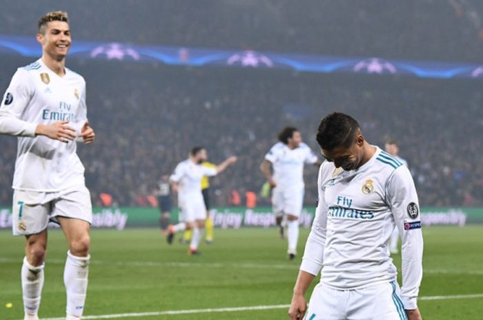   Gelandang Real Madrid, Casemiro (kanan), merayakan gol yang dia cetak ke gawang Paris Saint-Germain dalam laga leg kedua babak 16 besar Liga Champions di Stadion Parc des Princes, Paris, Prancis, pada 6 Maret 2018.   