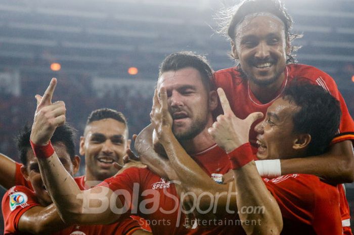            Selebrasi penyerang Persija Jakarta, Marko Simic, seusai mencetak gol dalam pertandingan kelima Grup H Piala AFC 2018 melawan Johor Darul Takzim di Stadion Utama Gelora Bung Karno, Selasa (10/4/2018).            