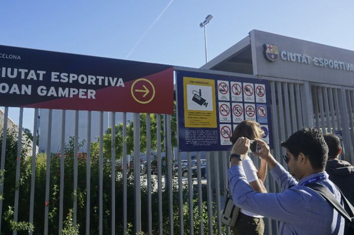 Suasana pintu gerbang akademi Barcelona La Masia yang berada di area Ciutat Esportiva Joan Gamper pada Kamis (26/10/18).