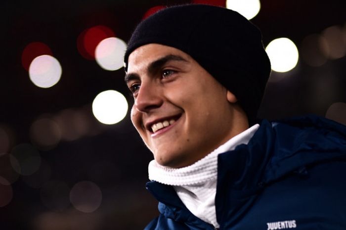 Striker Juventus, Paulo Dybala, tersenyum dalam laga Liga Italia kontra Inter Milan di Juventus Stadium, Turin, pada 9 Desember 2017.