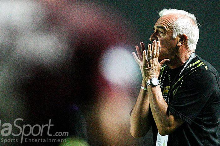 Pelatih Persib Bandung, Roberto Carlos Mario Gomez, memberi instruksi kepada pemainnya saat melawan PSM Makassar pada pekan kesepuluh Liga 1 2018 di Stadion GBLA, Bandung, Rabu(23/05/18).