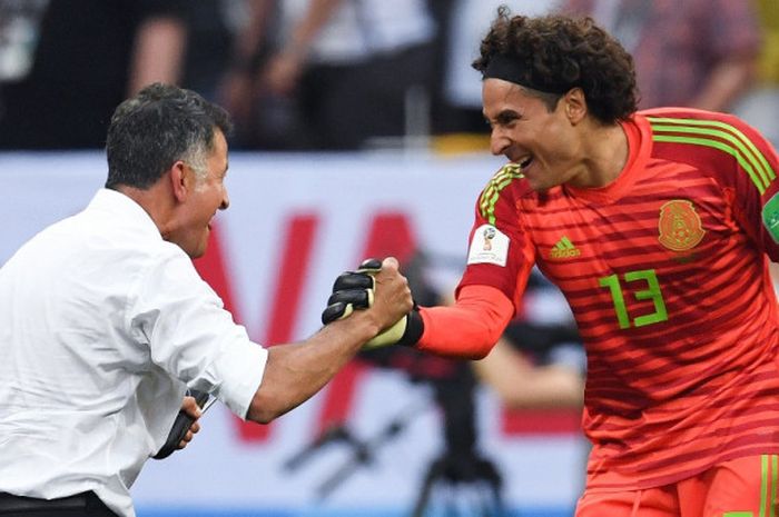 Pelatih Meksiko, Juan Carlos Osorio (kiri), merayakan kemenangan timnya bersama Guillermo Ochoa seusai laga Grup F Piala Dunia 2018 kontra Jerman di Luzhniki Stadium, Moskow, Rusia pada 17 Juni 2018.