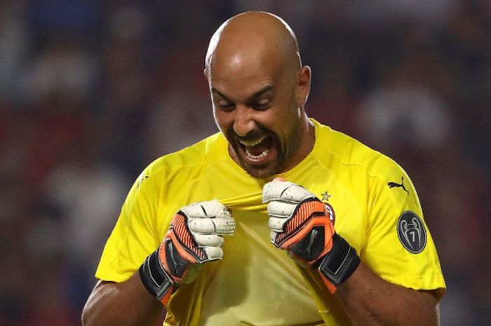 Kiper Pepe Reina saat masih memperkuat klub Liga Italia, AC Milan.