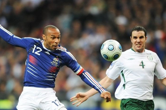 Thierry Henry mengontrol bola dengan tangan saat Perancis melawan Republik Irlandia pada partai kedua play-off Piala Dunia di Stade de France, 18 November 2009.