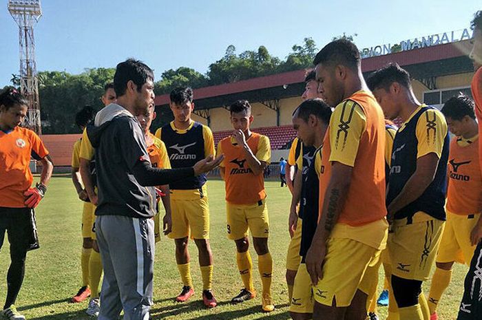 Pelatih Semen Padang, Nilmaizar, memberi arahan kepada pemainnya dalam sesi latihan di Stadion Mandala, Jayapura, (2/9/2017), menjelang laga melawan Persipura Jayapura pada laga pekan ke-23 Liga 1.