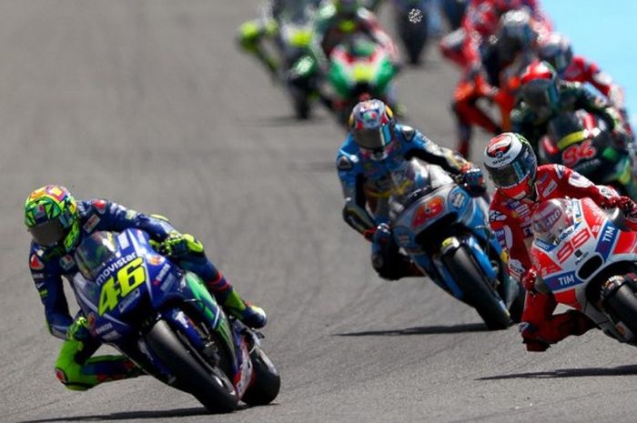 Aksi pebalap Movistar Yamaha, Valentino Rossi (kiri), saat memasuki sebuah tikungan Sirkuit Jerez dalam gelaran GP Spanyol, (7/5/2017).