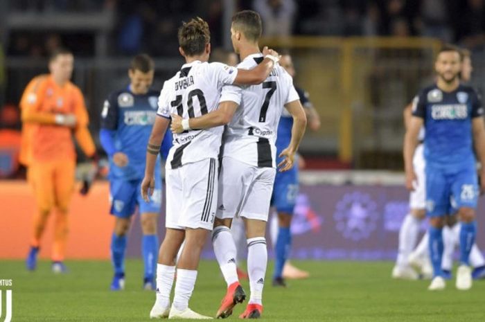 Dua pemain Juventus, Cristiano Ronaldo dan Paulo Dybala, berangkulan usai laga Liga Italia kontra Empoli, Sabtu, 27 Oktober 2018.