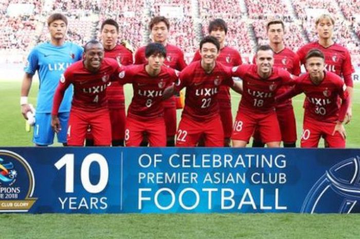 Para pemain Kashima Antlers berpose bersama sebelum menjamu Persepolis asal Iran pada leg pertama final Liga Champions Asia 2018 di Stadion Kashima Soccer, 3 November 2018. 