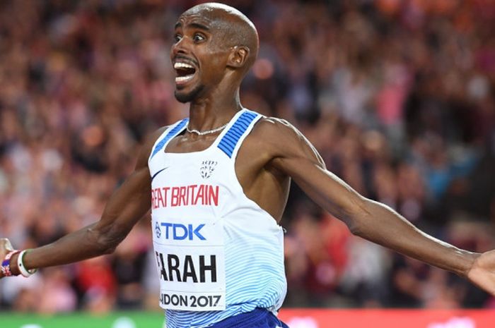 Pelari jarak menengah Inggris Raya, Mohamed Farah (Mo Farah), nereaksi sesaat menjelang garis finis nomor 10.000 meter pada Kejuaraan Dunia Atletik di London Stadium, London, Inggris, Jumat (4/8/2017) waktu setempat. Farah finis paling depan dan berhak atas medali emas.