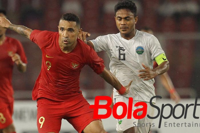 Striker timnas Indonesia, Alberto Honcalves (kiri) mencoba lepas dari kawalan kapten Timor Leste, Nataniel de Jesus Reis pada laga kedua Grup B Piala AFF 2018 di SUGBK, 13 November 2018. 