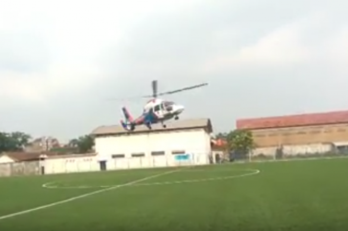 Helikopter turun di tengah lapangan saat Pemain Persib Bandung mengadakan sesi latihan