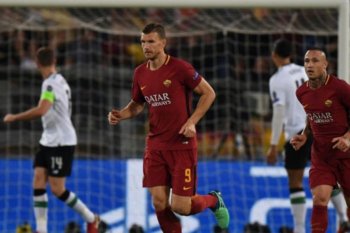    Ekspresi penyerang AS Roma, Edin Dzeko (tengah), seusai mencetak gol ke gawang Liverpool FC dalam laga leg kedua semifinal Liga Champions di Stadion Olimpico, Roma, Italia pada 2 Mei 2018.   