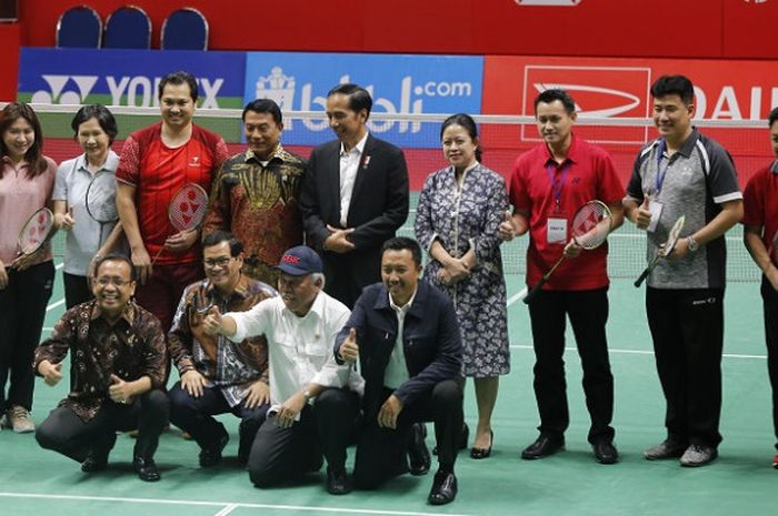 Presiden Republik Indonesia Joko Widodo berpose dengan para pebulu tangkis legendaris nasional pada acara peresmian Istora Gelora Bung Karno, Senayan, Jakarta, Selasa (23/1/2018).