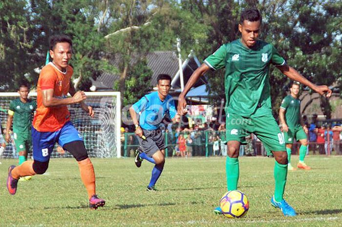 Gelandang serang PSMS Medan, M Alwi saat melawan Persiraja Banda Aceh, dalam laga uji coba di lapangan sepak bola Inalum, Batubara, Selasa (30/1/2018) sore.