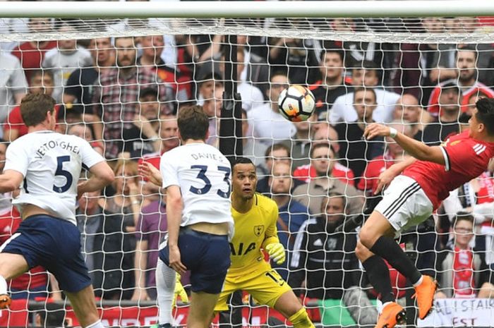 Proses gol yang diciptakan pemain Manchester United, Alexis Sanchez, ke gawang Tottenham Hotspur pada laga semifinal Piala FA di Stadion Wembley, Sabtu (21/4/2018) waktu setempat.