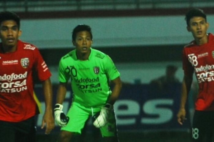 Pemain Bali United, Felicianus Junius Rato Bate (kiri) dan Komang Adi Parwa (kanan) sempat tak mendapat izin manajemen Bali United membela tim Bali untuk Pra-PON.