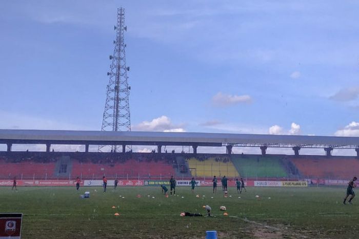 Suasana Stadion Tuah Pahoe di Palangka Raya jelang laga antara tuan rumah Kalteng Putra kontra PSS Sleman pada semifinal pertama Liga 2 2018, Minggu (25/11/2018). 