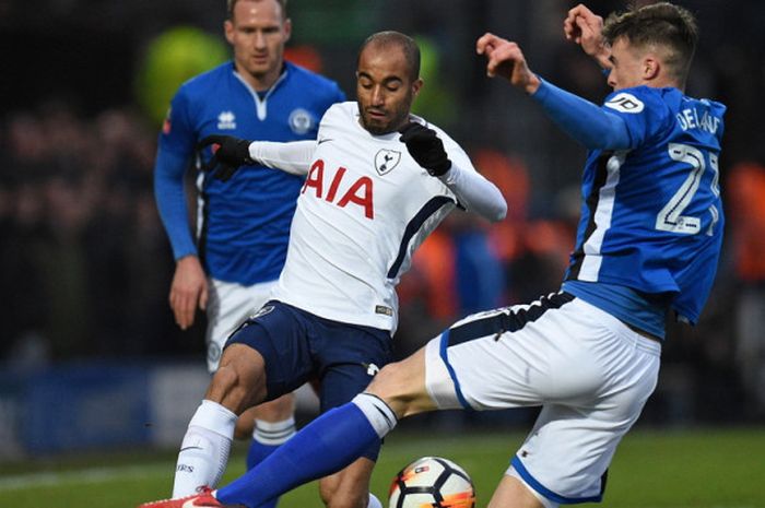 Gelandang Tottenham Hotspur, Lucas Moura (tenah), saat berduel dengan bek Rochdale, Ryan Delaney (kanan), dalam pertandingan babak 16 besar Piala FA 2017-2018 di Stadion Crown Oil Arena, Rochdale, Inggris, pada Minggu (18/2/2018).