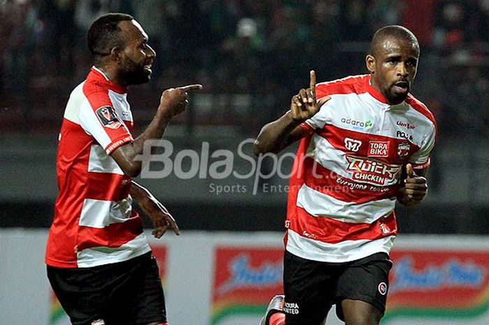 Striker Madura United, Greg Nwokolo (kanan), melakukan selebrasi bersama rekan setimnya, Engelberd Sani, seusai membobol gawang Perseru Serui pada hari pertama laga kedua Piala Presiden 2018 Grup C di Stadion Gelora Bung Tomo Surabaya, Jawa Timur, Kamis (18/01/2018) malam.  