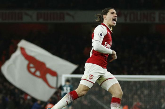   Selebrasi bek Arsenal, Hector Bellerin, usai mencetak gol versus Chelsea pada pertandingan Liga Inggris di Stadion Emirates, Kamis (4/1/2018).  