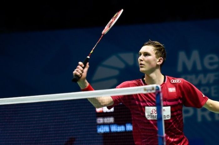 Pebulu tangkis tunggal putra Denmark, Viktor Axelsen, mengembalikan kok dari pemain Korea Selatan, Son Wan-ho, pada babak semifinal turnamen BWF Superseries Finals di Hamdan Sports Complex, Dubai, Sabtu (17/12/2016).