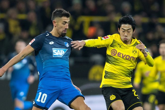 Gelandang Hoffenheim, Kerem Demirbay (kiri), berduel dengan pemain Borussia Dortmund, Shinji Kagawa, dalam laga Liga Jerman di Stadion Signal Iduna Park, Dortmund, 16 Desember 2017.