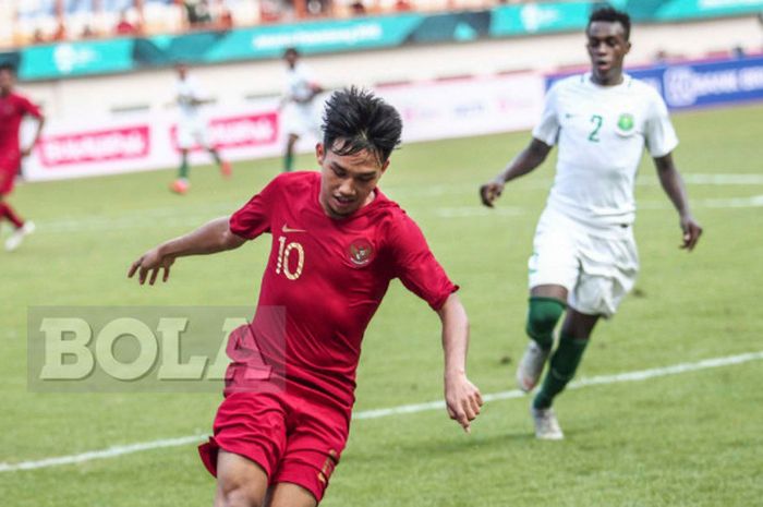 Penyerang sayap timnas U-19 Indonesia, Witan Sulaeman, beraksi pada laga uji coba kontra Arab Saudi di Stadion Wibawa Mukti, Cikarang, pada Rabu (10/10/2018).