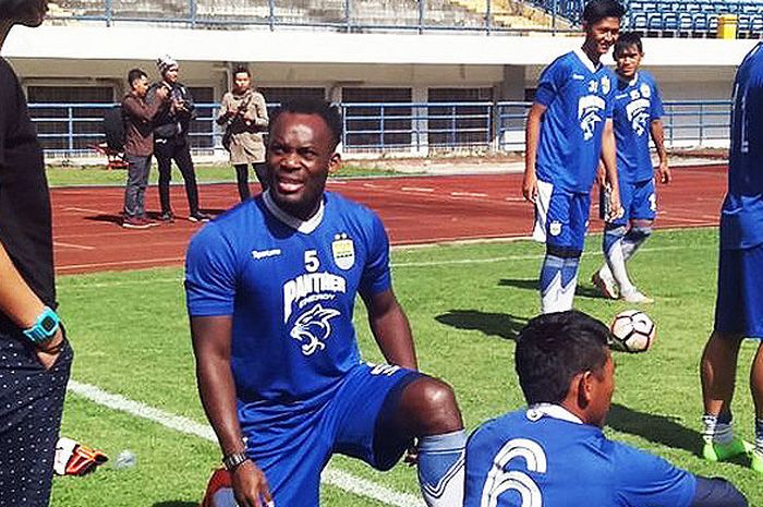 Gelandang Persib Bandung, Michael Essien, berlatih di Stadion Gelora Bandung Lautan Api, Kab. Bandung, Selasa (20/2/2018).