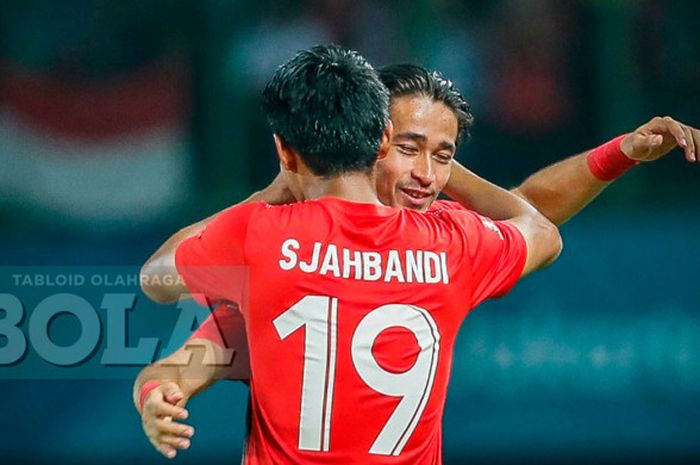  Pemain timnas u-23 Indonesia, Hanif Sjahbandi berpelukan dengan Gavin Kwan Adsit, kala merayakan gol ke gawang Hong Kong pada laga Grup A Asian Games 2018 di Stadion Patriot Candrabhaga, Bekasi, Senin (20/8/2018). 