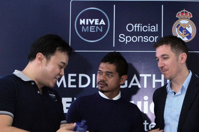 Striker senior Persija Jakarta sekaligus Brand Ambassador Nivea Men, Bambang Pamungkas (tengah), saat berfoto bersama Senior Brand Manager Men Face Care of Beiersdorf Indonesia, Michael Suwito, dan Marketing Director of Beiersdorf Indonesia, Tomasz Schwarz (kanan), pada peluncuran produk baru sabun muka cair pria Nivea Men di Jakarta Pusat, Selasa (5/9/2017).