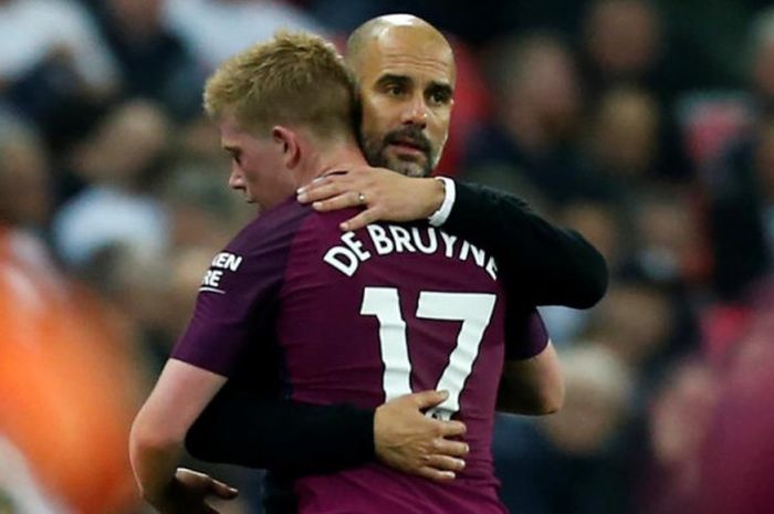 Pelatih Manchester City, Pep Guardiola, memeluk Kevin de Bruyne dalam pertandingan Liga Inggris melawan Tottenham Hotspur di Stadion Wembley, London, 14 April 2018.