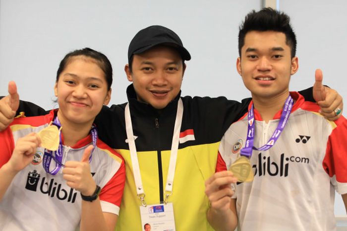 Pasangan ganda campuran muda Indonesia, Leo Rolly Carnando (kanan) dan Indah Cahya Sari Jamil (kiri) menunjukkan medali emas Kejuaraan Dunia Junior 2018.