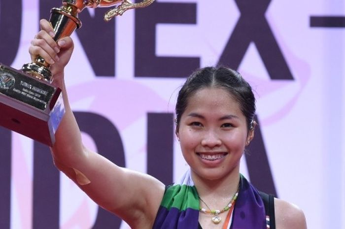 Pebulu tangkis tunggal putri Thailand, Ratchanok Intanon, berpose dengan trofi juara India Terbuka yang didapat setelah mengalahkan Li Xuerui (China) pada laga final di Siri Fort Indoor Stadium, New Delhi, Minggu (3/4/2016).