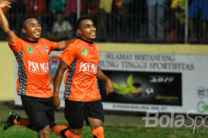 Striker PSN Ngada, Yoris Nono (depan) berlari merayakan gol yang dicetaknya ke gawang Persab Belu pada laga semifinal, Selasa (8/8/2017) di Stadion Marilonga, Ende.