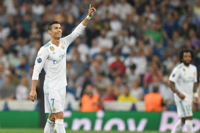 Megabintang Real Madrid, Cristiano Ronaldo, melakukan selebrasi seusai menjebol gawang APOEL dalam laga di Santiago Bernabeu, Rabu (13/9/2017)