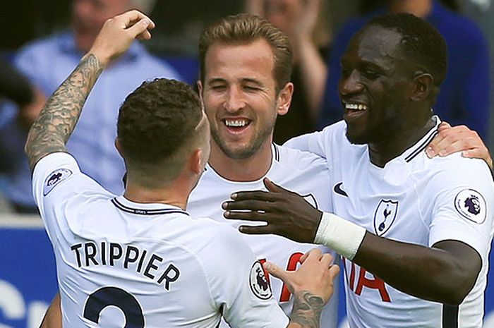 Striker Tottenham Hotspur, Harry Kane (tengah), merayakan gol bersama rekan setimnya saat melawan Everton dalam laga lanjutan Liga Inggris 2017-2018 di Stadion Goodison Park, Liverpool, Inggris, pada 9 September 2017.